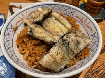 白焼きの鰻を乗せ、鰻丼として食べるのもおすすめ