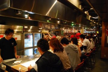 2001年にオープンした新宿歌舞伎町の「焼肉どんどん」。歌舞伎町の様々な人が訪れる。写真左のスタッフが、当時の石塚氏