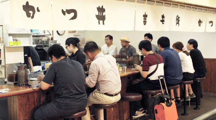 【神戸特集vol.13】三宮「かつ丼 吉兵衛」が届け続ける“活力”。父のレールの横に、自分のレールを引いて。