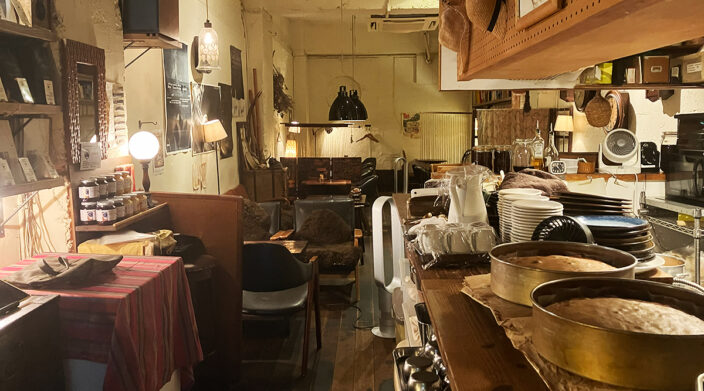 フースタ関西｜【神戸特集vol.21】三宮「tea room mahisa」倍の茶葉で淹れる紅茶。旅の続きから始まった、地下の喫茶店。