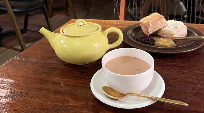 フースタ関西｜【神戸特集vol.21】三宮「tea room mahisa」倍の茶葉で淹れる紅茶。旅の続きから始まった、地下の喫茶店。