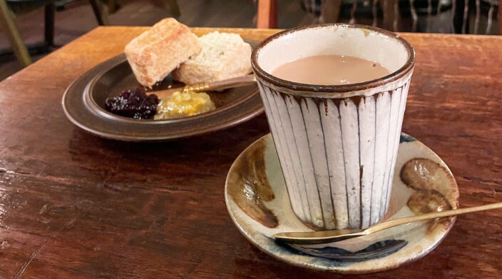 フースタ関西｜【神戸特集vol.21】三宮「tea room mahisa」倍の茶葉で淹れる紅茶。旅の続きから始まった、地下の喫茶店。